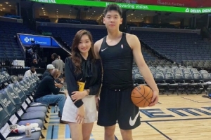 為小崔鋼琴伴奏！灰熊中國市場媒體總監(jiān)：NBA籃球場頂峰相見